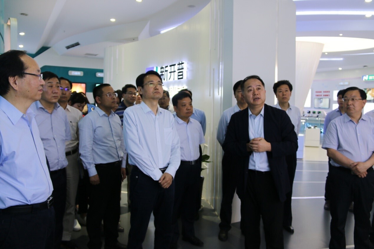 郑州市市长程志明一行莅临AG超玩会电竞俱乐部调研(图2) 2.jpg