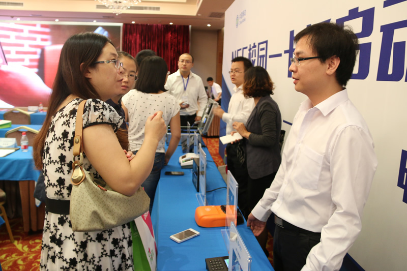 北京移动联合北邮开启“NFC手机校园一卡通”智能校园新时代(图3) 现场嘉宾参观AG超玩会电竞俱乐部产品体验区