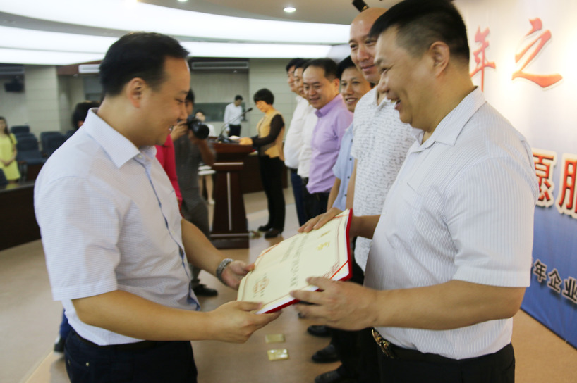 “青年之声・河南”创业就业志愿服务联盟成立仪式在AG超玩会电竞俱乐部顺利举行(图3) “青年之声・河南”创业就业志愿服务联盟成立仪式在AG超玩会电竞俱乐部顺利举行(图3)