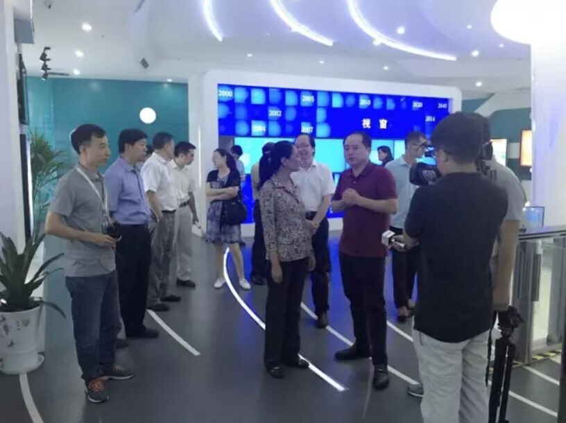 国务院“双创”督查组莅临AG超玩会电竞俱乐部考察调研(图2) 国务院“双创”督查组莅临AG超玩会电竞俱乐部考察调研(图2)